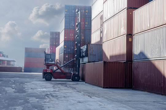 Toplifter handles cargo containers. In the import and export zone