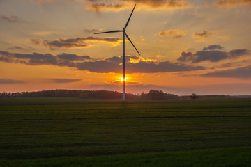 Fototapeta na wymiar zachód słońca i turbina wiatrowa