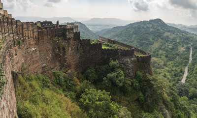 Fototapeta na wymiar Kumbhalgarh Mauer - Indien