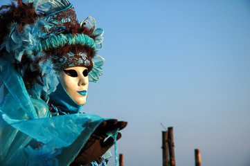 Fototapeta na wymiar femme costumés de bleu devant le grand canal au carnaval di Venise en Italie 
