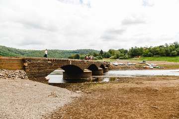 Brücke ausgetrocknetes Flussbett