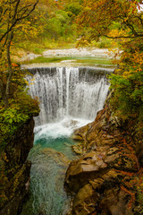 晩秋の湯吹きの滝