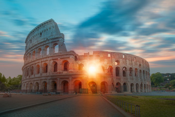 Fototapeta premium Niesamowity wschód słońca w Rome Colosseum (Roma Coliseum), Rzym, Włochy