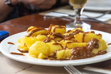 Patatas bravas, típico de España ,patatas fritas con salsa picante