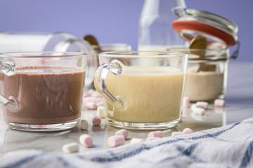 Zubereitung von heißer, dunkle und weiße Trinkschokolade mit Milch, Kakaopulver und Marshmellows...