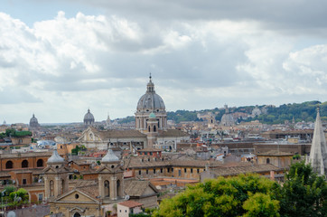 Fototapeta na wymiar Looking over Rome on a cloudy Day
