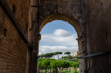 Obraz premium Palantine Hill through Archway