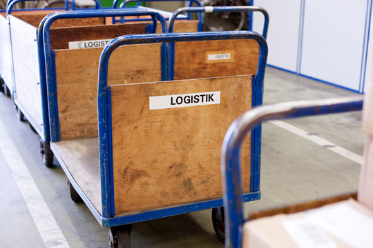 Transportwagen mit Logistik Aufkleber