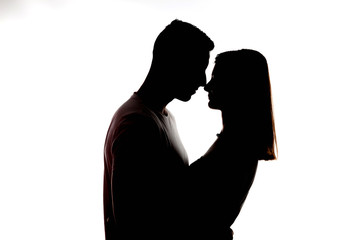 Jóvenes enamorados en el día de San Valentín; chicos felices