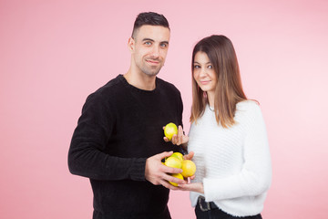 Chicos jóvenes con fruta en sus manos, limones en concreto, estilo de vida saludable, deportistas...