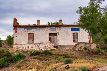 Fototapeta na wymiar old house next to the old national road 324 (Spain)