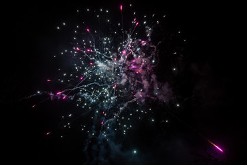 ein schönes buntes Feuerwerk zu Silvester