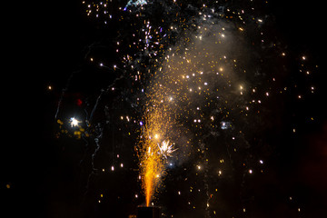 ein schönes buntes Feuerwerk zu Silvester