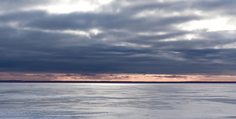 Fototapeta na wymiar Sunset in winter on the shore of the frozen Baltic Sea
