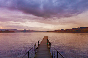 Fototapeta premium Atardece en el Lago Lomond, Escocia, Reino Unido, para fondo de pantalla