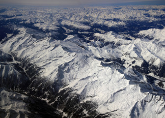 Fototapeta premium Alpenlandschaft mit Schnee. Luftaufnahme, Inntal, Österreich, Europa