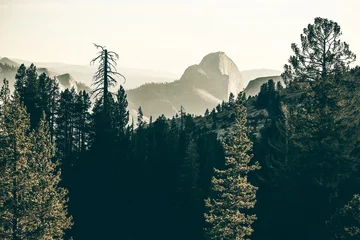 Foto auf Acrylglas Half Dome Half Dome Yosemite Nationalpark, bedeckt mit Rauchwolken von Waldbränden mit einer Baumgrenze im Vordergrund.