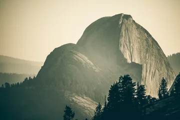 Foto auf Acrylglas Half Dome Half Dome Yosemite Nationalpark Filmansicht bedeckt mit Rauchwolken von Waldbränden.