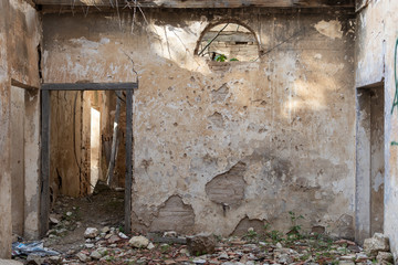 puerta y restos de una casa abandonada en ruinas