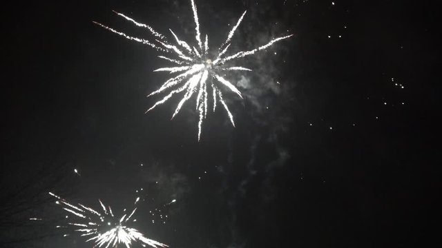 ein sch&ouml;nes buntes Feuerwerk zu Silvester, r&uuml;ckw&auml;rts abgespielt