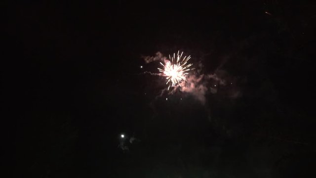 ein sch&ouml;nes buntes Feuerwerk zu Silvester