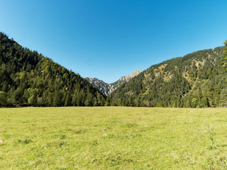 Österreich Landschaft in Tirol. Wanderungen und Bergtouren in Naturpark Karwendel. Nach Gern-Alm und Sonnjoch durch Pletzachloipe und Gernalmloipe - obrazy, fototapety, plakaty