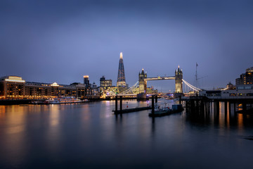 Fototapeta na wymiar Die Skyline von London am Abend: Tower Bridge und moderne Bürogebäude entlang der Themse