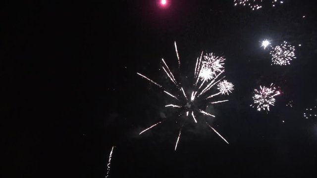 ein sch&ouml;nes buntes Feuerwerk zu Silvester, r&uuml;ckw&auml;rts abgespielt