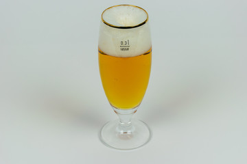 Kufel piwa białe tło