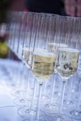Sektgläser halb voll mit Sekt