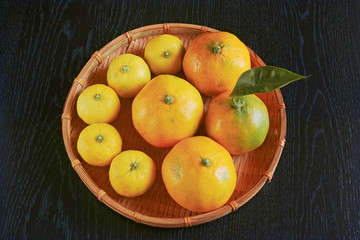 Obraz na płótnie Canvas 笊に入った蜜柑と柚子の果実