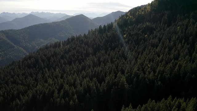 4k Aerial Brauneck Karwendel Alpen. Herbst. W&auml;lder Skigebiet. Bergkette