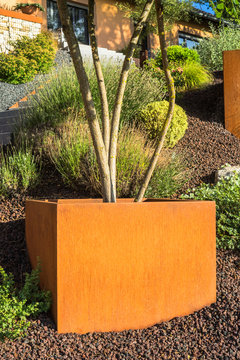 Vorgarten moderner Pflanzkübel aus Cortenstahl - Front garden with modern plant pots made of Corten steel