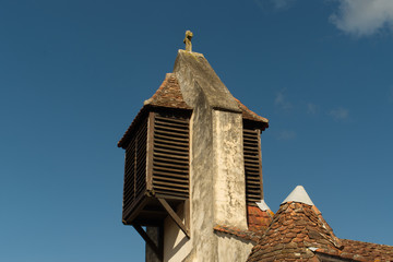 Clocher de l'église du village Le Leuy dans les Landes