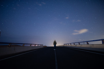 Bonito paisaje nocturno con muchas estrellas y colores