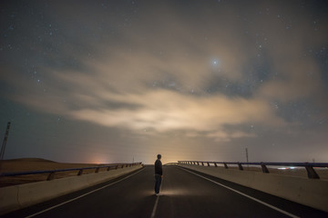 Bonito paisaje nocturno con muchas estrellas y colores