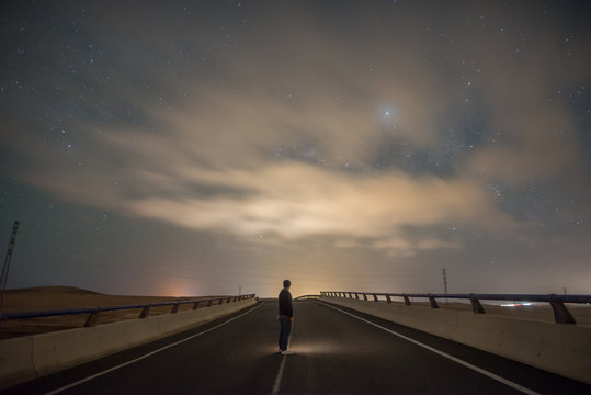 Bonito paisaje nocturno con muchas estrellas y colores