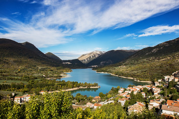 Fototapeta na wymiar panoramica del lago di Scanno