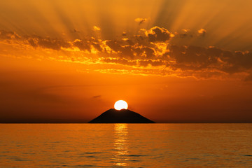 Il sole tramonta nella bocca del Vulcano Stromboli