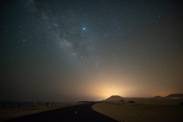 Paisaje nocturno con bonito colores y muchas estrellas