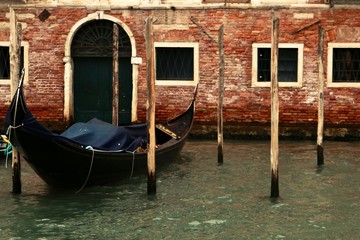 Fototapeta na wymiar Gondola on Canal with red building