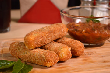 BREADED STICKS OF MOZZARELLA CHESSE, FRIED AND SERVED WITH NATURAL TOMATO AND BASIL SAUCE.