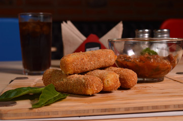 BREADED STICKS OF MOZZARELLA CHESSE, FRIED AND SERVED WITH NATURAL TOMATO AND BASIL SAUCE.