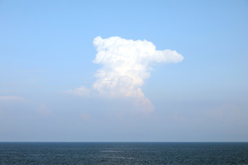 Naklejka na ściany i meble big white vertical cloud and the ocean