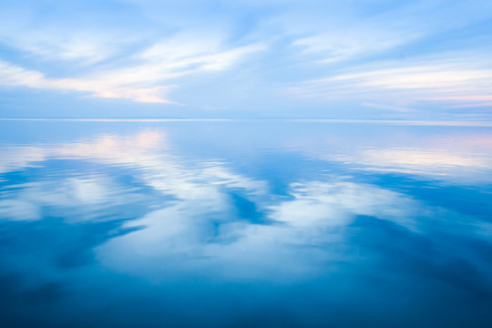 el cielo azul reflejado en el mar