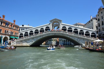 Fototapeta na wymiar Venice (Italy). June 2019. The two banks of the Grand Canal are connected by the Rialto Bridge. In the XVI century. architect Antonio de Ponte proposed the construction of an arch bridge. 