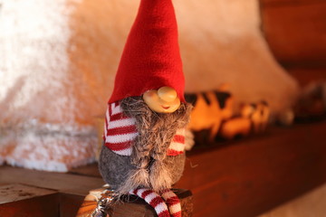 Pupazzo natalizio a forma di elfo con cappello rosso e barba lunga