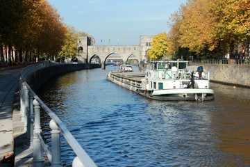 Tournai. Belgique Quai Notre-Dame, canal, Pont des trous 