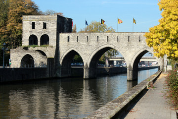 Tournai. Belgique Quai Notre-Dame, canal, Pont des trous 