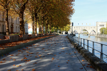 Tournai. Belgique Quai Notre-Dame, canal, Pont des trous 